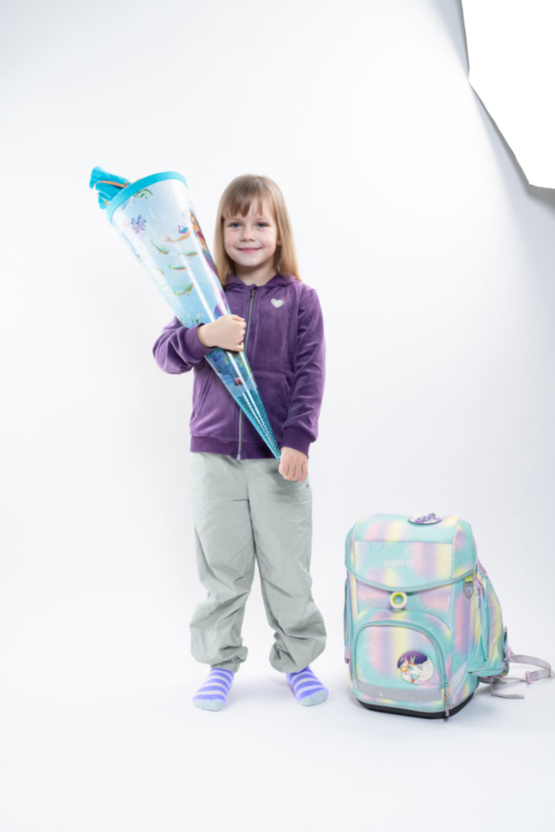 Einschulungs-Moment mit Schultüte und Schultasch als Teil der Schulfotografie