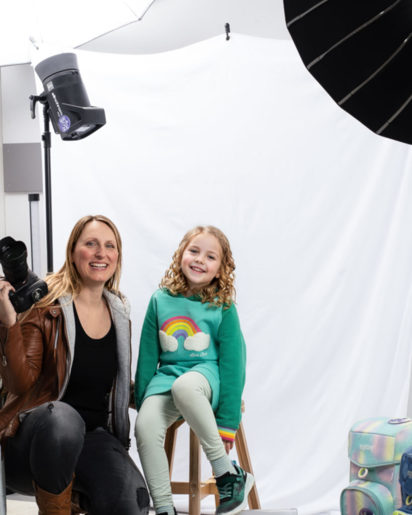 Schulfotografin bei inszeniertem Kindergarten-Fotoshooting mit Kind im Rahmen einer Portfolioaufnahme